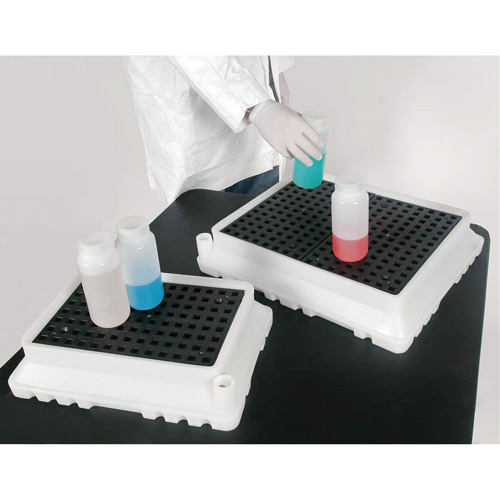 P2 Ultra-Spill Tray, 17" lo x 12" la x 4" h, Cap. de d&eacute;versement 1,8 gal. US Advanced Consulting and Training Ltd.