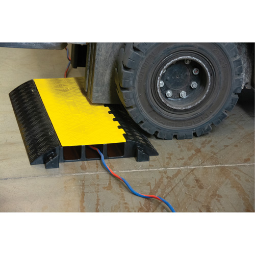 Protecteur de c&acirc;bles en polyur&eacute;thane, 3 canaux, 35,43" lo x 19,69" la x 3" h Advanced Consulting and Training Ltd.