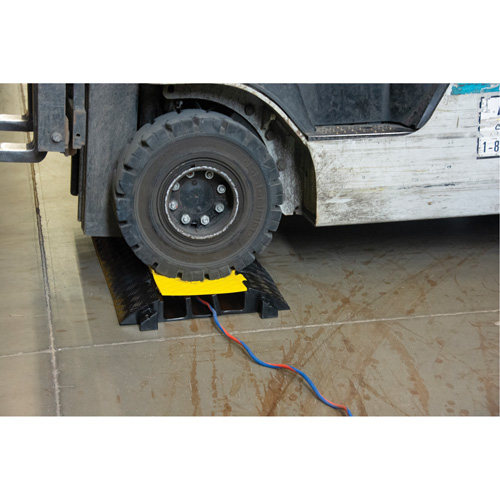 Protecteur de c&acirc;bles en polyur&eacute;thane, 3 canaux, 35,43" lo x 19,69" la x 3" h Advanced Consulting and Training Ltd.