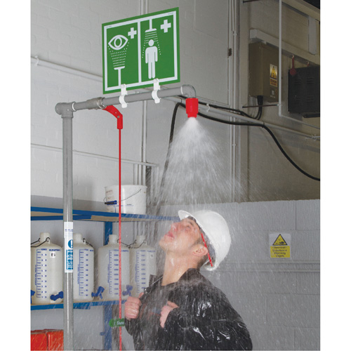 Douche combin&eacute;e avec cuvette ferm&eacute;e en ABS et entr&eacute;e sup&eacute;rieure, Socle Advanced Consulting and Training Ltd.
