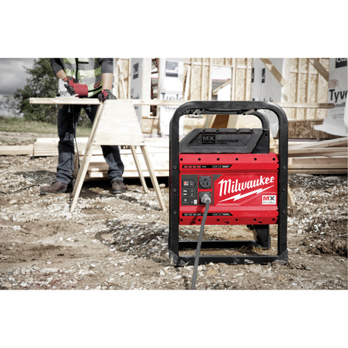 Bloc d'alimentation MX Fuel Carry-On, 1800 W/3600 W, Lithium-ion, 20-4/5" ha x 12" la x 15" p x 49,7 lb Advanced Consulting and Training Ltd.