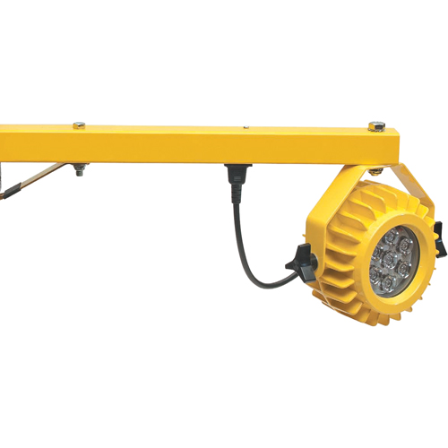 Lampes pour quais de chargement robustes, Bras 60", 300 W, Ampoule DEL, M&eacute;tal Advanced Consulting and Training Ltd.