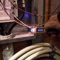 Testeur de tension sans contact avec thermom&egrave;tre &agrave; infrarouge Advanced Consulting and Training Ltd.