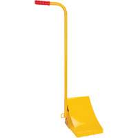Cale de roue pour la glace avec poign&eacute;e ergonomique, Acier, Jaune, 8-1/16" la x 10-5/8" p x 8-13/16" h Advanced Consulting and Training Ltd.