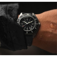 Montre Steel Navigator avec date sur ensemble bracelet en caoutchouc noir de trois morceaux, Num&eacute;rique, &agrave; piles, 41 mm, Noir Advanced Consulting and Training Ltd.