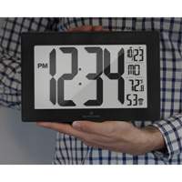 Horloge murale &agrave; r&eacute;glage et ajustement automatiques avec support, Num&eacute;rique, &agrave; piles, Noir Advanced Consulting and Training Ltd.