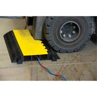 Protecteur de c&acirc;bles en polyur&eacute;thane, 3 canaux, 35,43" lo x 19,69" la x 3" h Advanced Consulting and Training Ltd.